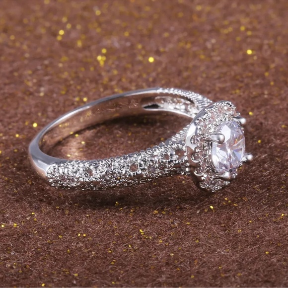 Elegant 925 Silver Round Cut Cubic Zirconia Ring - Picture 2 of 5